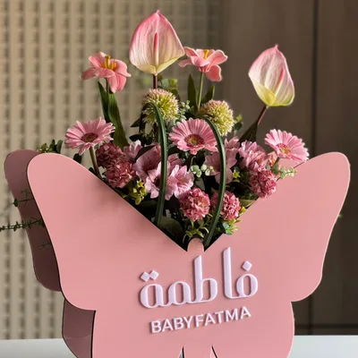 الفراشه مع الزهور الصناعيه
